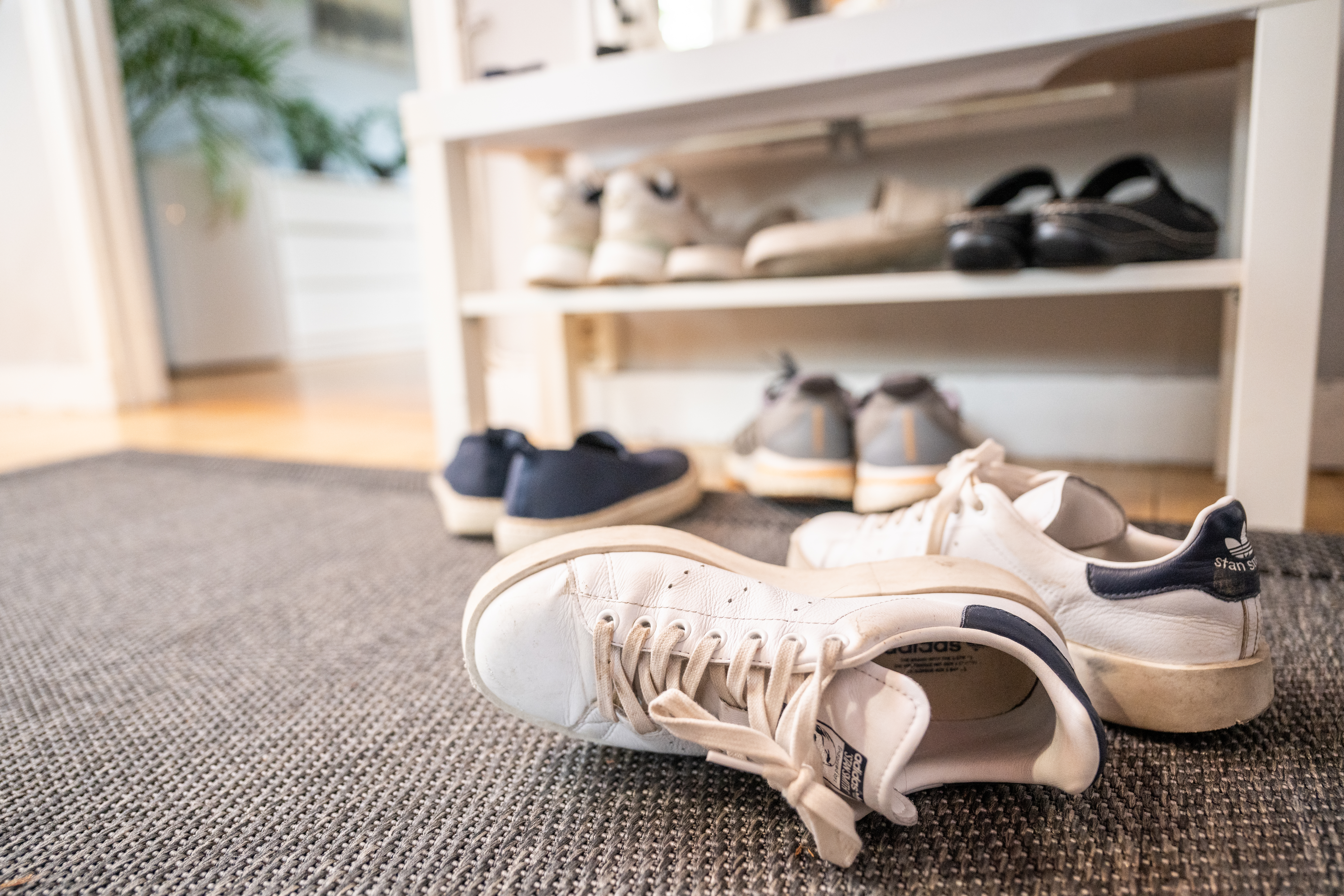 Omkullv&auml;lt sko p&aring; en hallmatta