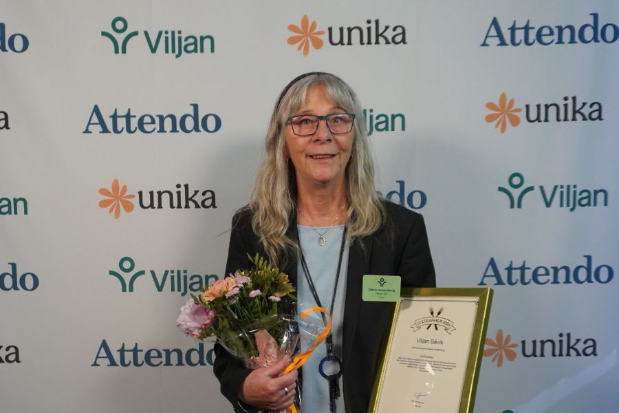Vinnaren med diplom och blommor