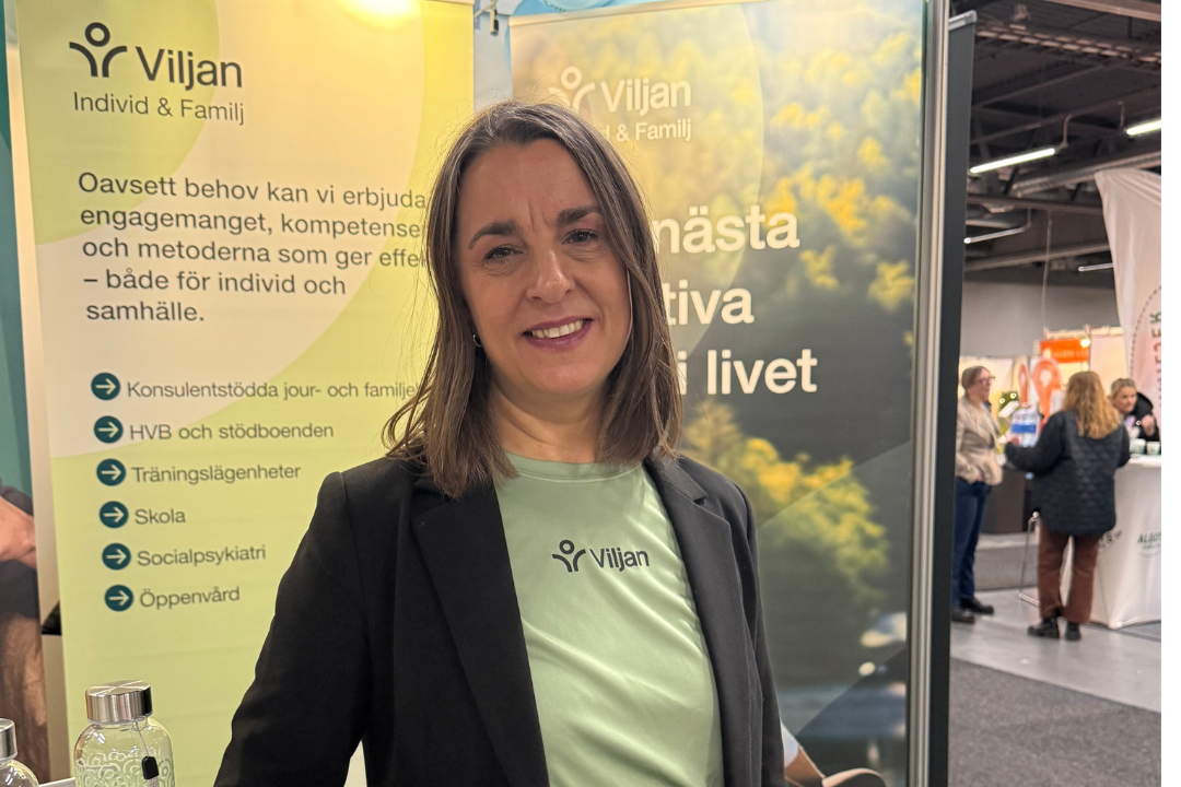 Placeringssamordnare från Viljan står framför Viljans monter på mässa