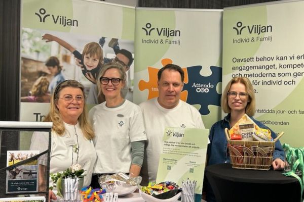 Fyra medarbetar i Viljans mässmonter