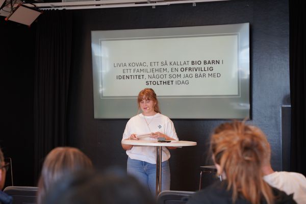 Föreläsare och biobarn berättar på Familjehemsdagen