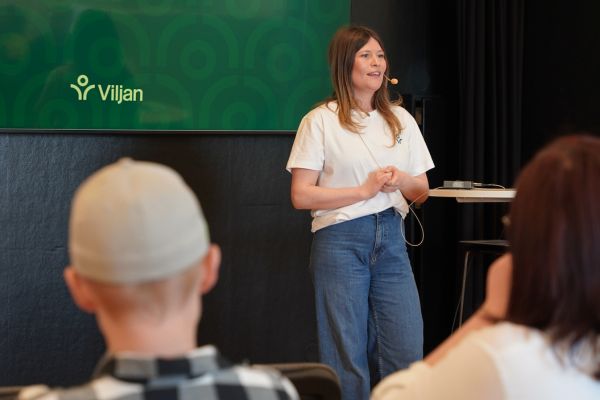 Föreläsare från Viljan talar på Familjehemsdagen