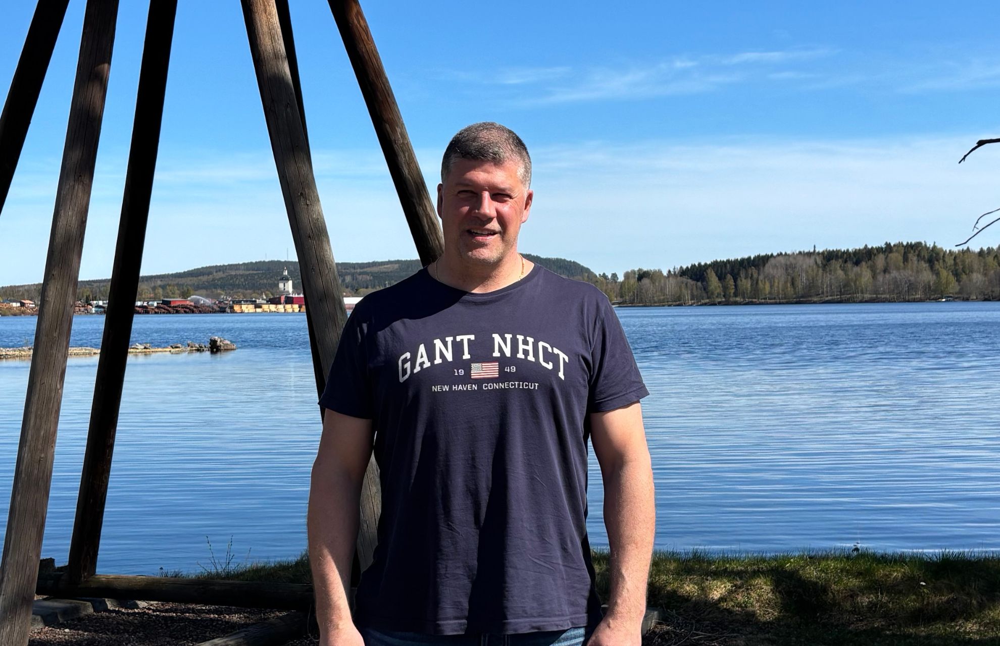 Ronnie Lystedt, terapeut, framför vattnet som ligger i anslutning till Viljan Sävik.
