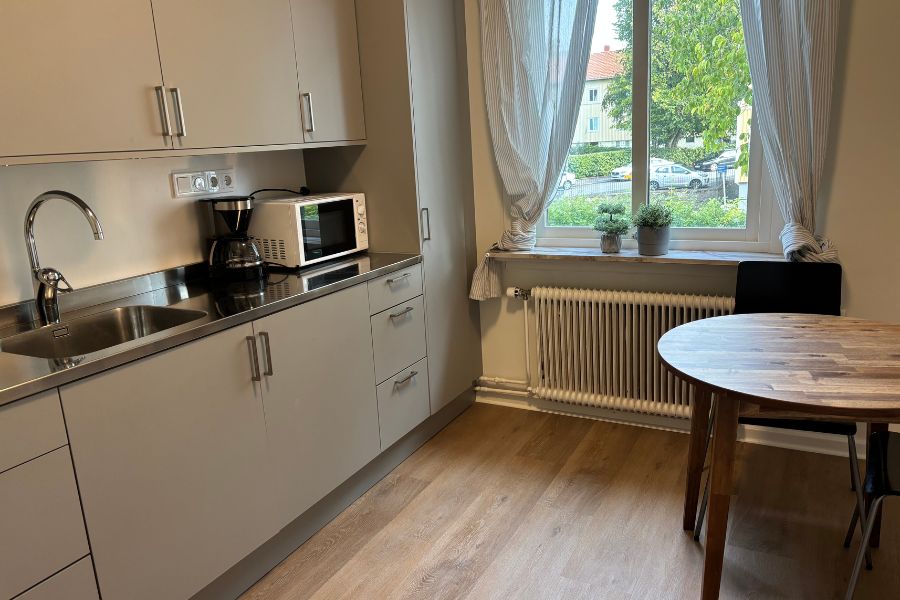Ljust och fräscht kök i sobra färger med matbord