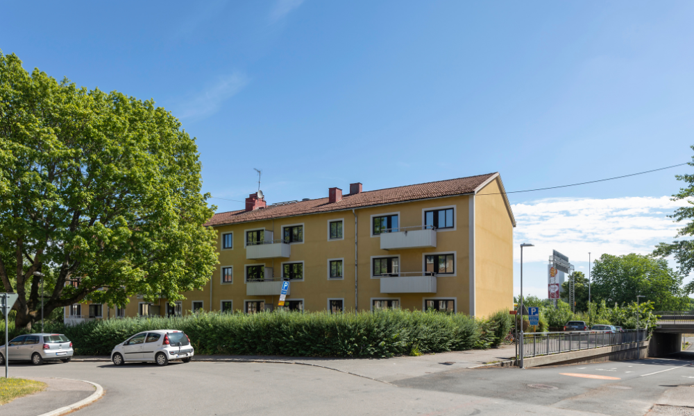 Rundelsgatan från gatan, gult flerfamiljshus med träd utanför