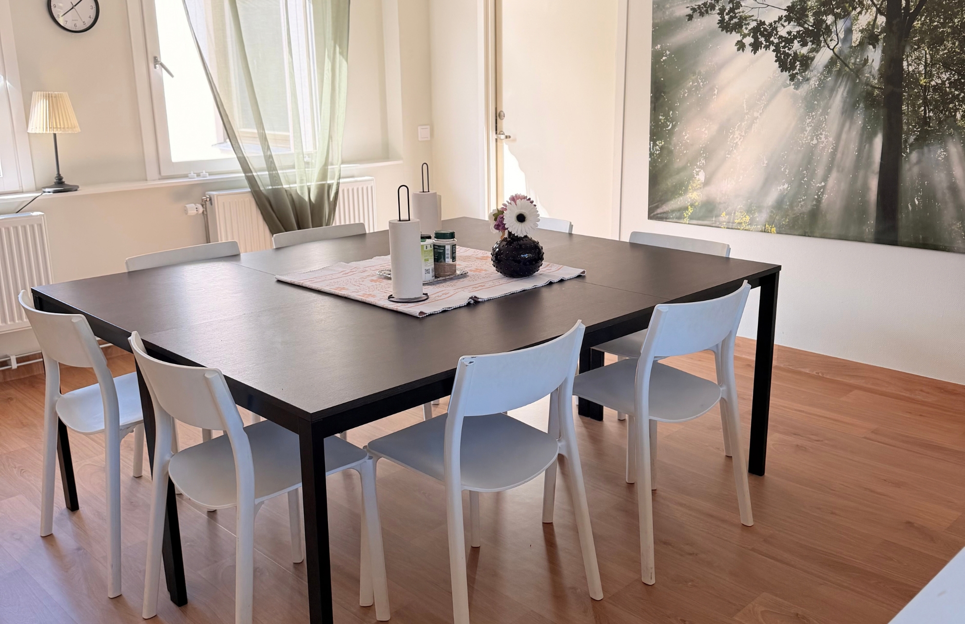Matsalsbord med 8 platser i ljust och ombonat rum