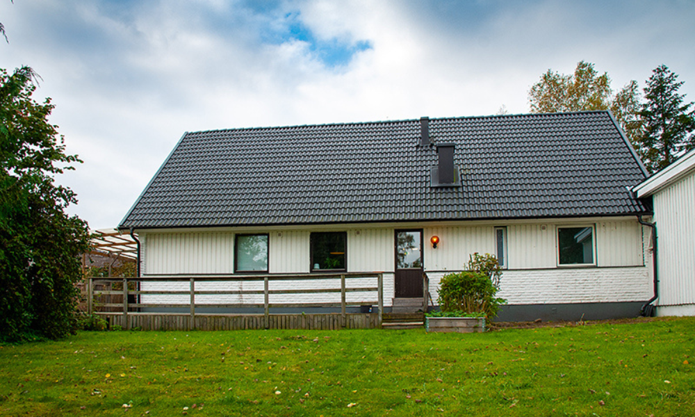 Vit villa med uteplats